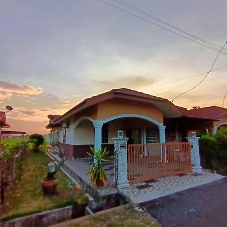 Ebnur Homestay Arau Extérieur photo