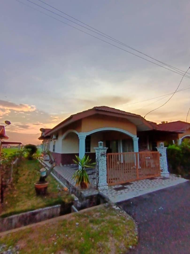 Ebnur Homestay Arau Extérieur photo